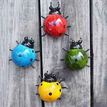4pcs Metal Ladybugs Bahçe Çit Duvar Sanat Dekorasyon Açık Duvar Heykeller Ev Dekorasyon Minyatür Aksesuarları